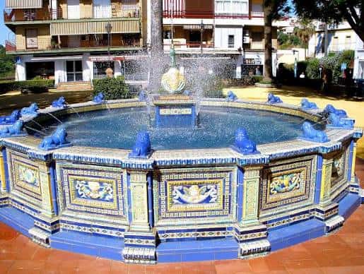 Fuente del Pato con detalles en azulejos y agua en movimiento