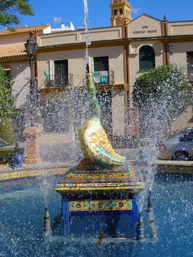 Detalle de la escultura de pato cerámico en la fuente