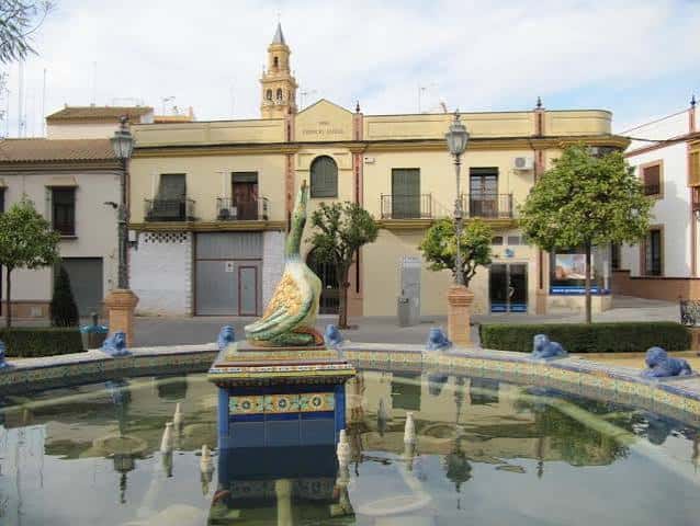 Plaza del Duque con la fuente y el Ayuntamiento al fondo