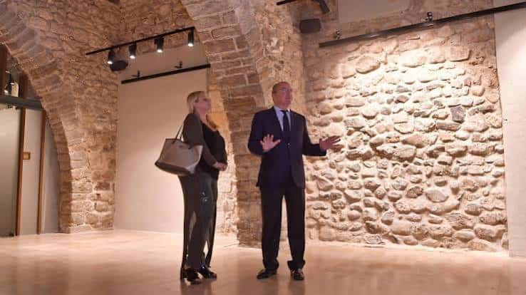 Dos personas en una visita guiada por las salas del centro cultural
