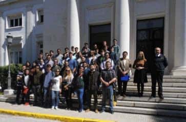Grupo de estudiantes frente a la entrada del instituto