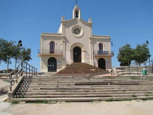 Vista frontal de la Ermita de Sant Ramon con escalinata y cielo despejado
