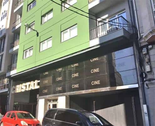 Fachada exterior del cine Cristal en Lugo con letrero iluminado
