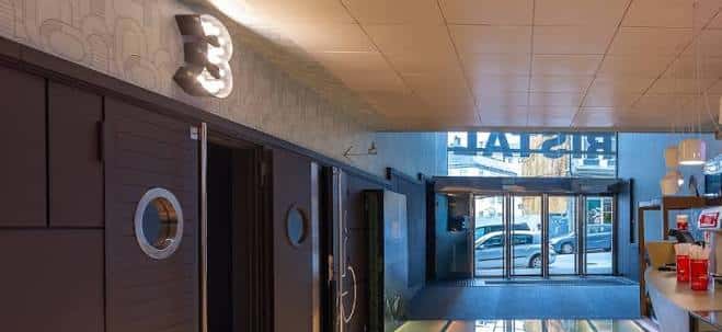 Interior del vestíbulo del cine Cristal mostrando taquilla y acceso a salas