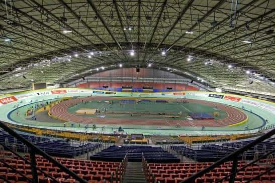 Vista panorámica del interior del velódromo con pista de ciclismo y gradas
