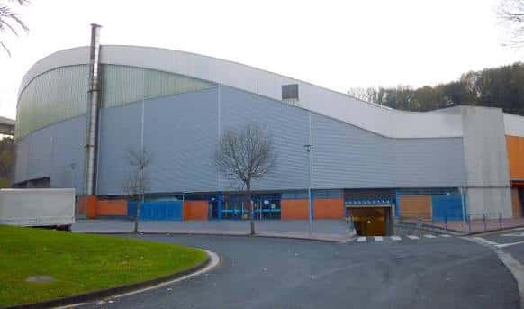 Fachada exterior moderna del Velódromo Antonio Elorza
