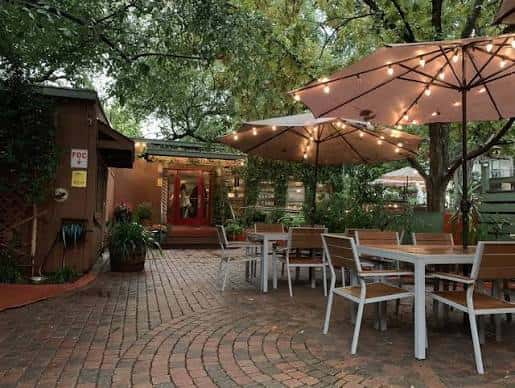Área exterior con mesas, sombrillas y decoración festiva