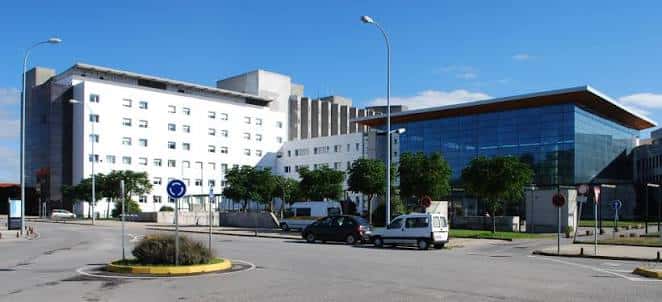 Vista panorámica del Hospital Arquitecto Marcide con fachada moderna de cristal y edificio principal blanco