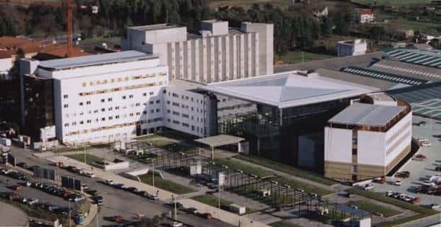 Vista aérea del complejo hospitalario mostrando la distribución de sus edificios y aparcamientos