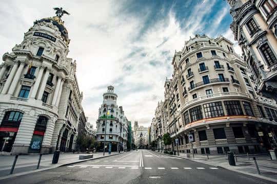 Perspectiva amplia de la Gran Vía vacía mostrando la arquitectura monumental