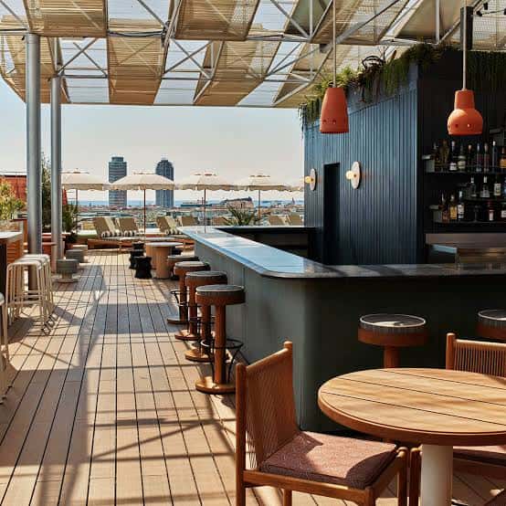 Barra principal en la azotea con decoración moderna y ambiente acogedor