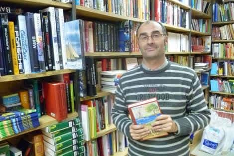 Interior de la librería con estanterías llenas de libros