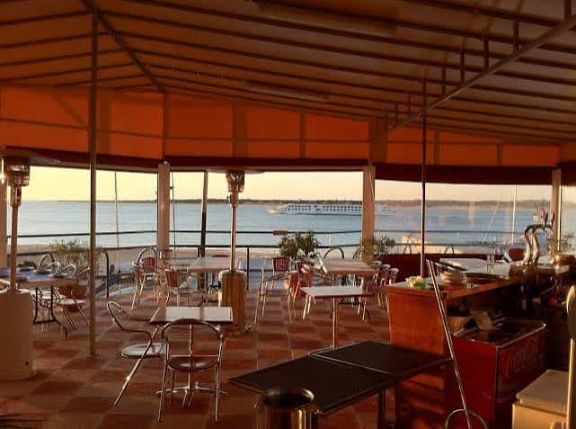 Terraza del Real Club Náutico con vistas al mar y barcas en el puerto