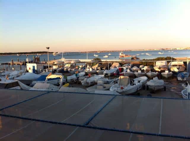 Vista panorámica del puerto deportivo con embarcaciones amarradas