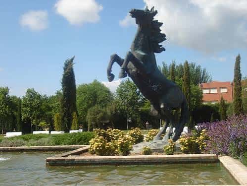 Escultura de caballo en la fuente del parque