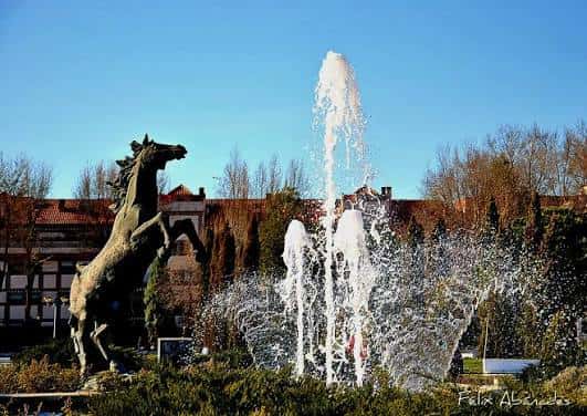 Vista general de la fuente y escultura ecuestre
