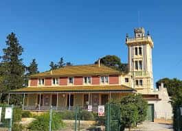 Fachada principal del edificio histórico del Polideportivo Molino Derribao