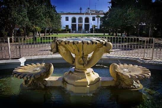 Fuente ornamental frente al edificio del sanatorio en época actual