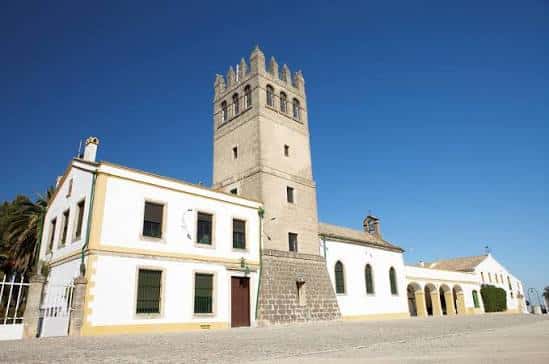 Ángulo amplio del complejo del Castillo de Macharnudo mostrando la torre y edificios adyacentes