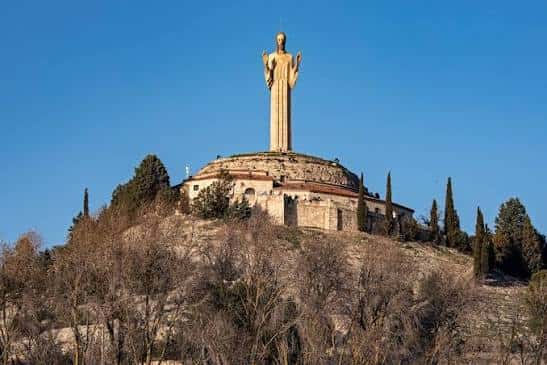Vista panorámica del Cristo del Otero en su colina con el monumento completo y el entorno natural