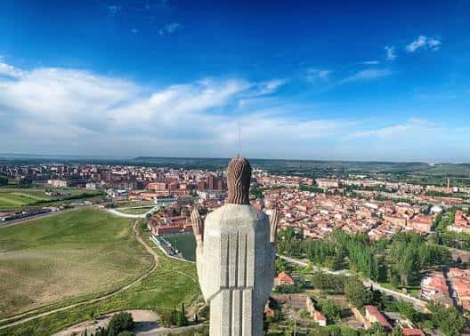 Perspectiva desde la parte trasera del Cristo del Otero mostrando la ciudad de Palencia al fondo