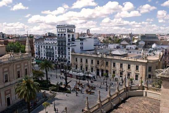 Vista panorámica de la Plaza Nueva y el edificio principal de Correos en Sevilla