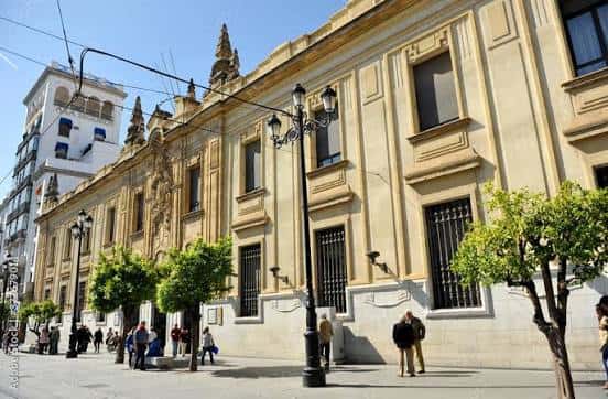 Fachada exterior del edificio central de Correos en la Avenida de la Constitución