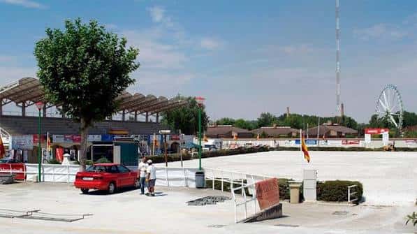 Vista exterior del recinto ferial con pista de patinaje y atracciones