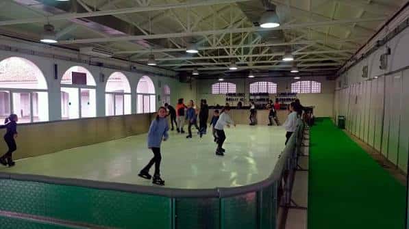 Pista de patinaje sobre ruedas con usuarios durante un evento