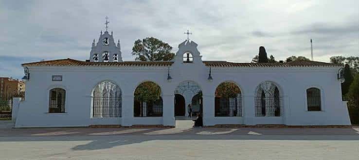 Fachada principal del Santuario con arcos y campanario