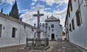 Plaza de Capuchinos bajo cielo parcialmente nublado, con detalles arquitectónicos