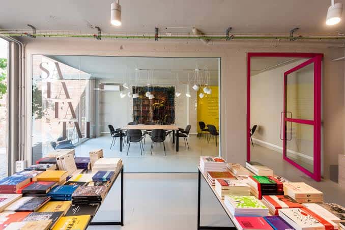 Vista hacia la Sala La Fatal desde el área de venta de libros