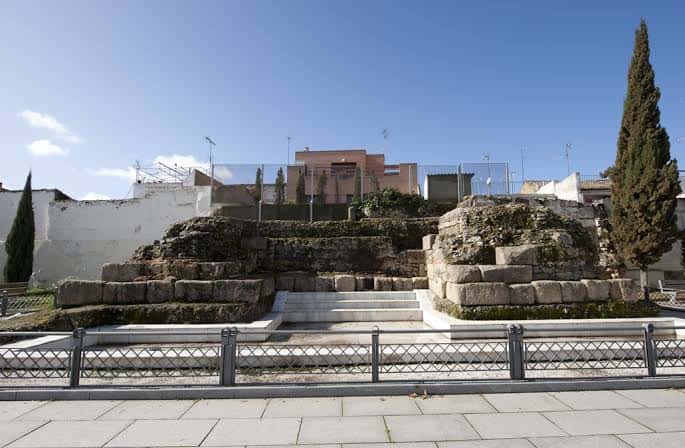 Vista exterior del Castellum Aquae con sus ruinas romanas y escalinatas bajo un cielo despejado