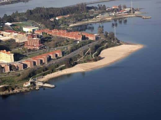 Vista aérea panorámica de la bahía y el entorno urbano costero