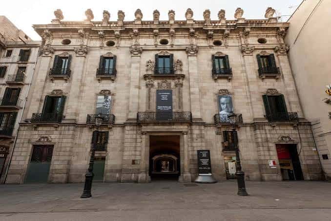 Fachada principal del Palau de la Virreina con arquitectura barroca y balcones ornamentados