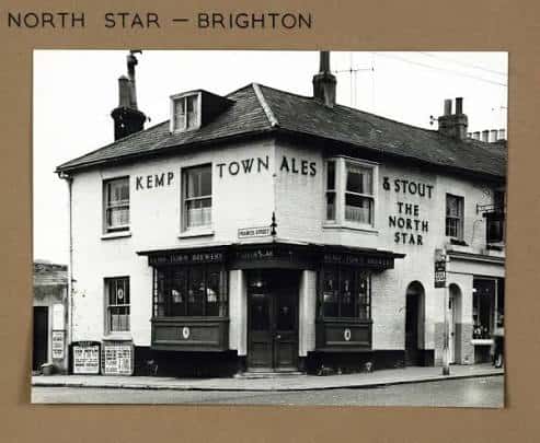 Vista histórica en blanco y negro del pub The North Star en Brighton