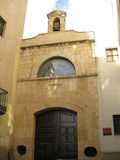 Vista frontal de la fachada de piedra de la Capella de Sant Magí