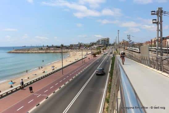 Vista panorámica del Passeig Marítim Rafael Casanova con playa y mar