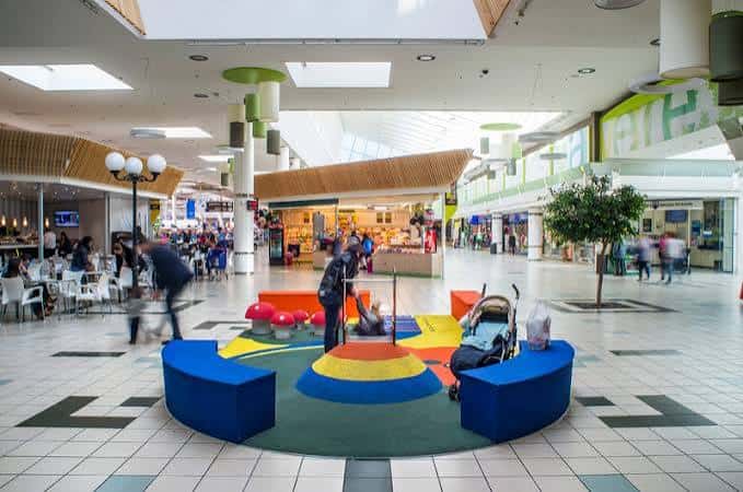 Área interior con zona de descanso infantil y mobiliario colorido