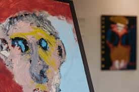 Detalle de una pintura abstracta en exhibición dentro de Wester Gallery