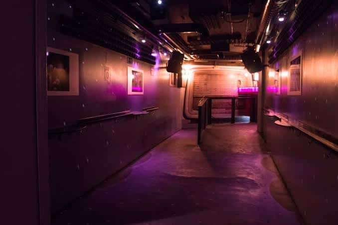 Pasillo interior con iluminación ambiental y decoración artística