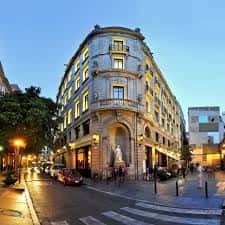 Fachada exterior del Hotel 1898 en la Rambla de Barcelona al atardecer