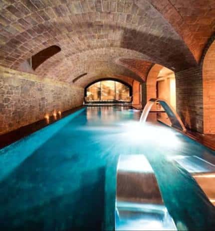 Piscina interior con bóvedas de ladrillo y ambiente elegante