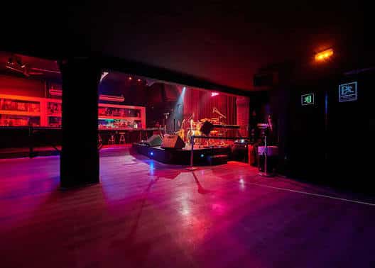 Interior del club Sala La2 con escenario y luces de ambiente