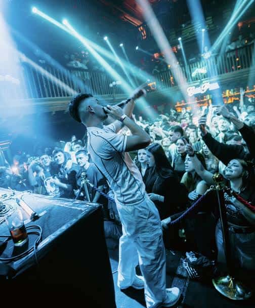 Concierto en vivo en el escenario principal con público animado