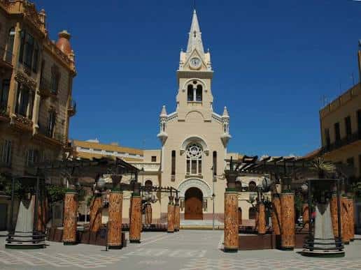 Fachada principal de la Iglesia Parroquial del Sagrado Corazón de Jesús en Melilla bajo cielo azul