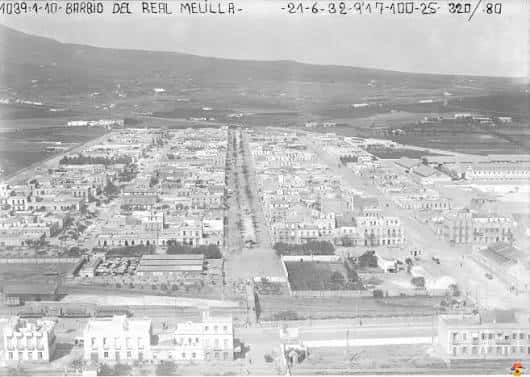 Vista aérea histórica en blanco y negro del Barrio del Real en Melilla