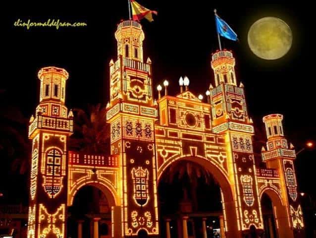 Entrada monumental iluminada durante la noche en la Feria de Melilla