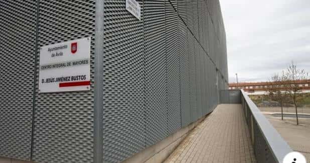 Vista exterior del Centro Integral de Mayores Jesús Jiménez Bustos mostrando su fachada moderna y rampa de acceso
