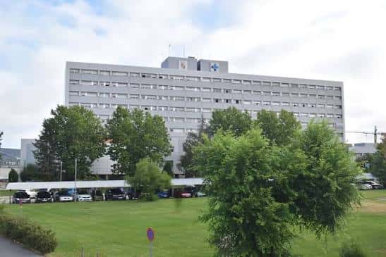 Vista general del Hospital Nuestra Señora de Sonsoles con fachada moderna y entorno ajardinado